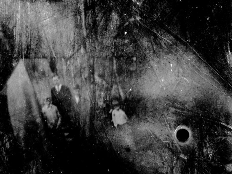Auf der Suche nach Erinnerung im Familienarchiv schafft der Filmemacher ein experimentelles Ritual der Trauer. – Bild: ZDF/​Bernard Mescherowsky