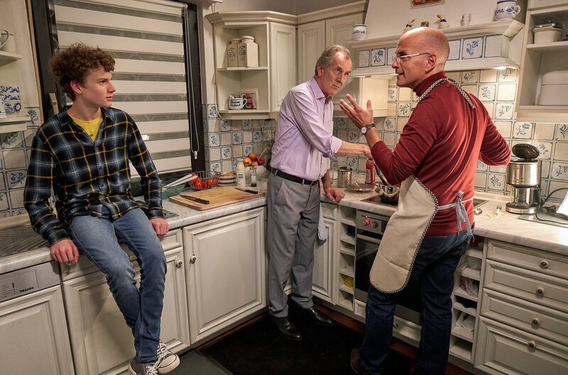 Drei Männer in der Küche: Ingolf (Christoph Maria Herbst, re.) mit seinem Vater Werner (Peter-Prager) und Adoptivsohn Ole (Nico Kleemann, li.). – Bild: ARD Degeto/​Frank Dicks