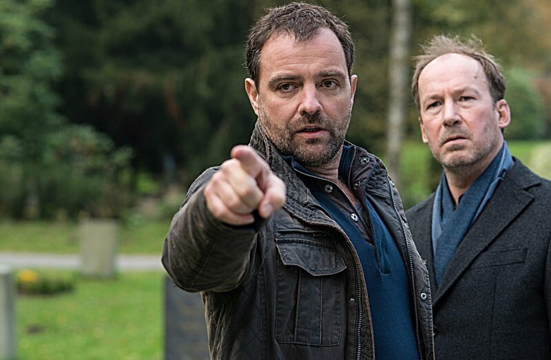 Der Kommissar (Jürgen Maurer, l.) glaubt, im Psychiater Dr. Jessen (Ulrich Noethen, r.) den Mörder gefunden zu haben. – Bild: ZDF und Marion von der Mehden