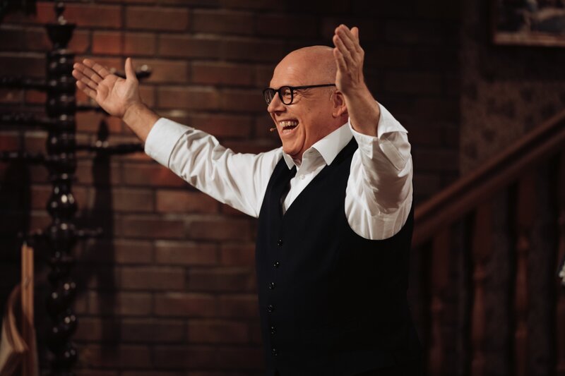 Musikalisch und satirisch startet die Brettl-Spitzen-Familie mit Jürgen Kirner in den Frühling. Unter dem Motto „Des gibt’s nur bei uns!“ trifft Heimatgefühl auf Wirtshausstimmung und Satire. – Bild: Jan Saurer /​ BR