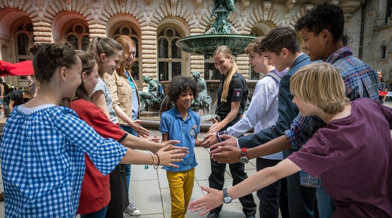 Fall gelöst! Alte und neue Pfefferkörner klatschen ab. – Bild: NDR/​Boris Laewen