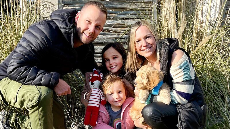 Meine fremde Heimat – Spezial: Iran Eine Reise kann das Leben verändern Familie Diethelm und der neue Hund Bobby – Bild: SRF