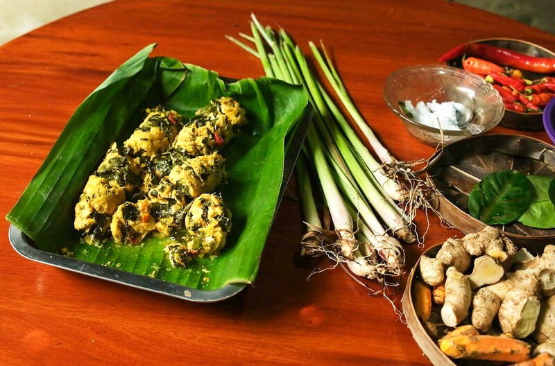 Timbungan stammt aus einer Zeit, in der auf Bali noch ohne Töpfe und Pfannen gekocht wurde: Hühnerfleisch wird mit einem pikant gewürzten Teig und Moringa-Blättern vermengt, in Bambusstangen gefüllt und schließlich am Feuer gegart. – Bild: Elephant Doc