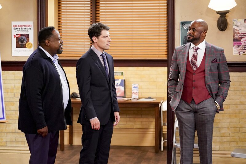 (v.l.n.r.) Calvin Butler (Cedric the Entertainer); Dave Johnson (Max Greenfield); Isaiah Evans (Wayne Brady) – Bild: CBS Broadcasting, Inc. All Rights Reserved. /​ Monty Brinton Lizenzbild frei