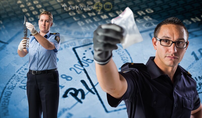 selective focus image of stamps in passport – Bild: Getty Images/​iStockphoto/​ Pgiam