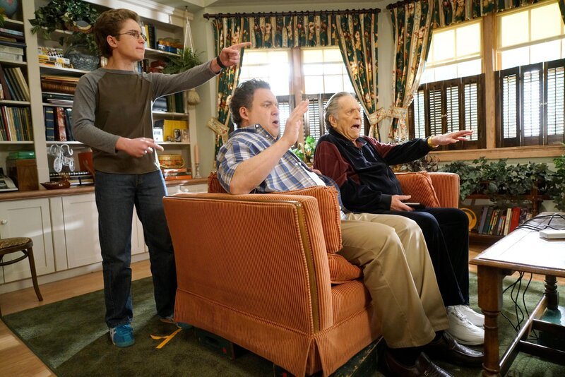 „Die Goldbergs“, „Die Zeit meines Lebens.“ Normalerweise geraten sich Beverly und Erica wegen fast allem in die Haare. Doch bei einer Sache sind sich die beiden einig: ‚Dirty Dancing‘ ist der beste Film aller Zeiten. Als die Schule einen Tanzabend veranstalten will, setzt Erica alles daran, dass ihr Lieblingsfilm als Motto ausgewählt wird. Zwar ist der Schuldirektor zunächst strikt dagegen, doch Erica erhält Schützenhilfe von ihrer Mutter. Beverly realisiert zu spät, dass ‚Dirty Dancing‘ womöglich doch kein gutes Thema für einen Schultanzabend ist. Im Bild (v.li.): Sean Giambrone (Adam Goldberg), Jeff Garlin (Murray Goldberg), George Segal (Pops). – Bild: Sony Pictures Television Inc. /​ Adam Taylor