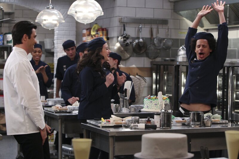 Eigentlich scheinen Max (Kat Dennings, M.) und Deke (Eric André, r.) auch in Nicolas’ (Gilles Marini, l.) Backschule ein unschlagbares Team zu sein, doch Deke hat ein Geheimnis … – Bild: Warner Bros. Television