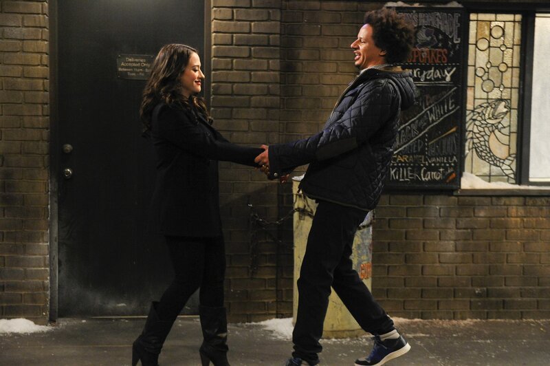 Endlich lädt Deke (Eric André, r.) Max (Kat Dennings, l.) zu sich nach Hause ein. Doch seine Wohnung hat sich Max irgendwie anders vorgestellt … – Bild: Warner Brothers Entertainment Inc.