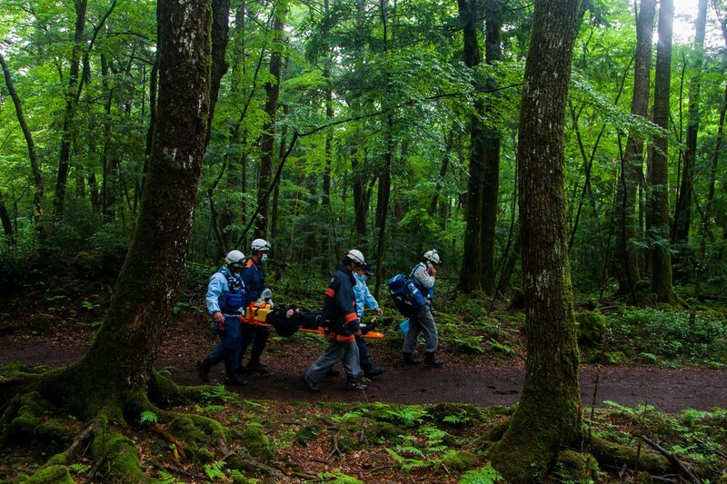 6 – Suicide Forest Jul 15, 2012 – Aokigahara, Japan – Suicide rescue and prevention workers assist a young woman trying to take her life. – Bild: Zuma Press