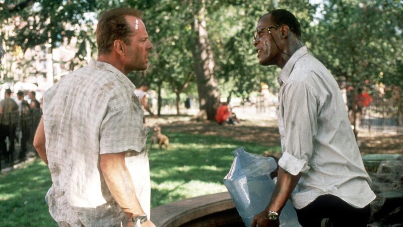 McClane (Bruce Willis, li.) und Carver (Samuel L. Jackson, re.) werden von Bombenleger ‚Simon‘ durch ganz New York gejagt.. – Bild: RTLZWEI