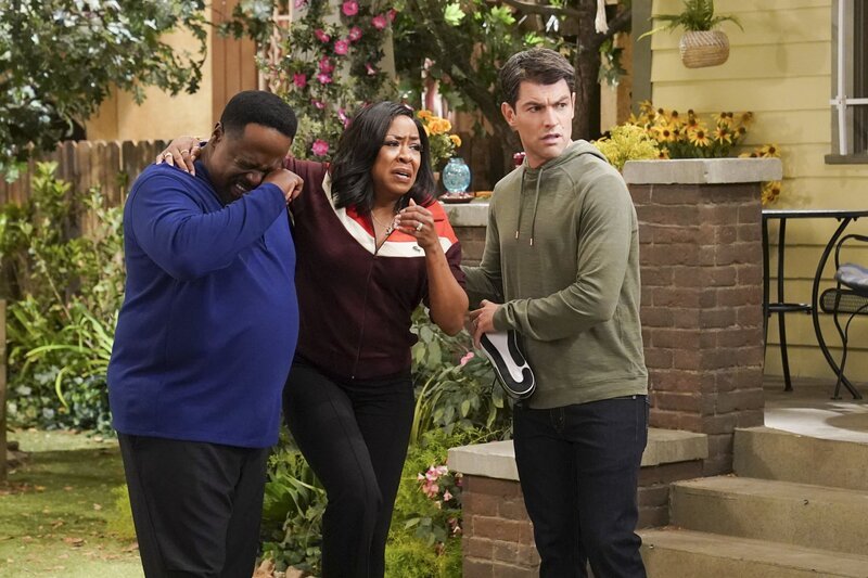 (v.l.n.r.) Calvin Butler (Cedric the Entertainer); Tina Butler (Tichina Arnold); Dave Johnson (Max Greenfield) – Bild: CBS Broadcasting, Inc. /​ Monty Brinton