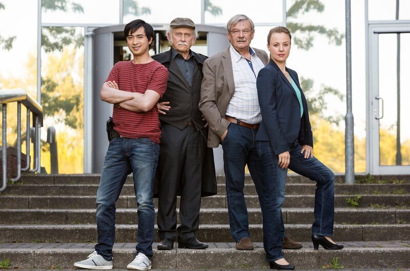 Der Unruhestand geht weiter – Mit guter alter Polizeiarbeit und einer gehörigen Portion Besserwisserei stürzen sich die beiden Rentnercops Günter (Wolfgang Winkler, 2. von rechts) und Edwin (Tilo Prückner, 2. von links) wieder in die Arbeit. Sehr zum Leidwesen ihrer Chefin Vicky Adam (Katja Danowski, rechts) und ihres Kollegen Hui Ko (Aaron Le, links), die die renitenten Ex-Rentnern weiterhin am Hals haben. – Bild: PLURIMEDIA (ARD/​Kai Schulz)