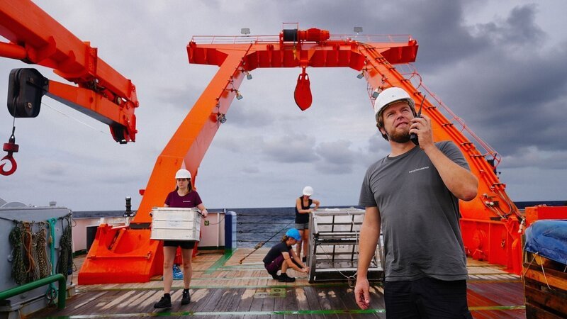 Tiefseeforscher Dr. Torben Riehl (Vordergrund) und Team bei der Arbeit an Deck. – Bild: Moritz Boll/​ hr