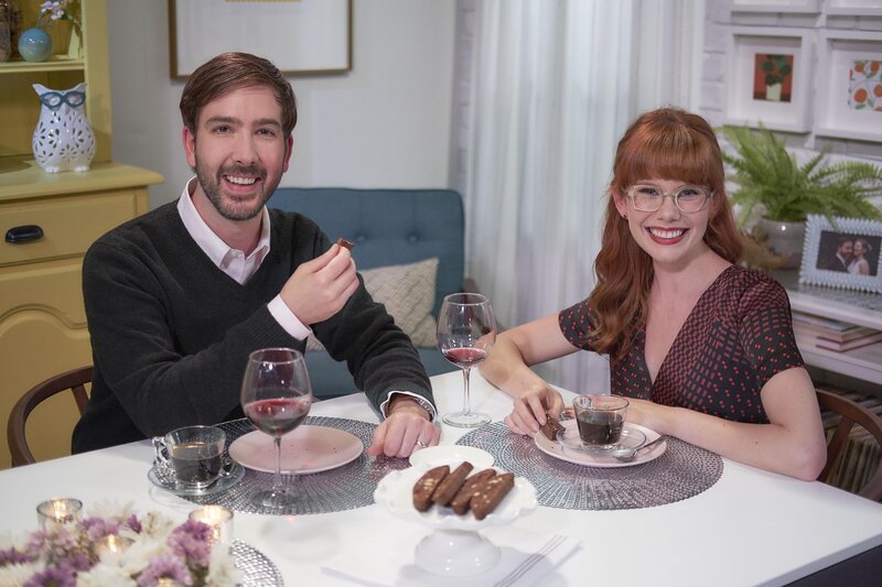 Mary feiert ihren Jahrestag mit einer Neuauflage des ersten Essens, das sie jemals für ihren Mann Aaron zubereitet hat. – Bild: MARY PRODUCTIONS LIMITED.