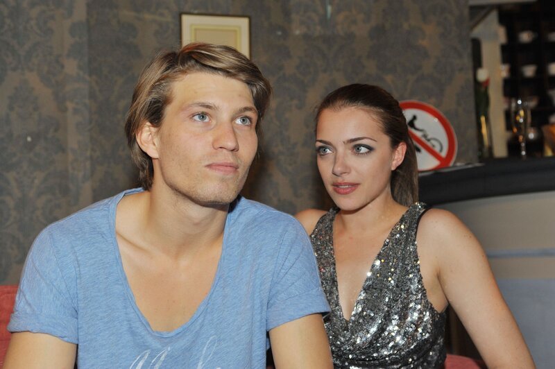 Emily (Anne Menden) spürt, dass Dominik (Raul Richter) seine Unsicherheit zu überspielen versucht. – Bild: RTL