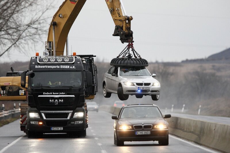 Bei der Verfolgung des SEK-Gefährts auf der Autobahn wird der Wagen der Autobahnkommissare plötzlich von einem Magnetbagger in die Luft gehoben und damit ausgeschaltet. Die Diebe der SEK-Limousine können unerkannt entkommen. – Bild: RTL /​ Guido Engels