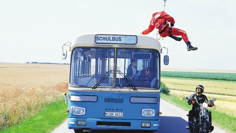 Der Sanitäter Staller (Stuntman) hat sich vom Medicopter zu dem fahrenden Bus abgeseilt, der Motorradfahrer Jeff (Fritz Karl, re.) gibt dem kleinen Alexander durch das Fenster Kommandos. Werden sie den Bus stoppen können? – Bild: MG RTL D