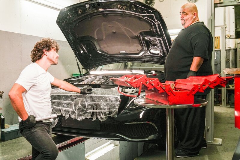 Manuel (Daniel Sellier, l.) verteidigt entschieden vor Itchy (Hakan Orbeyi) seine riskante Zusammenarbeit mit Tarek. – Bild: RTL /​ Dennis Hundt