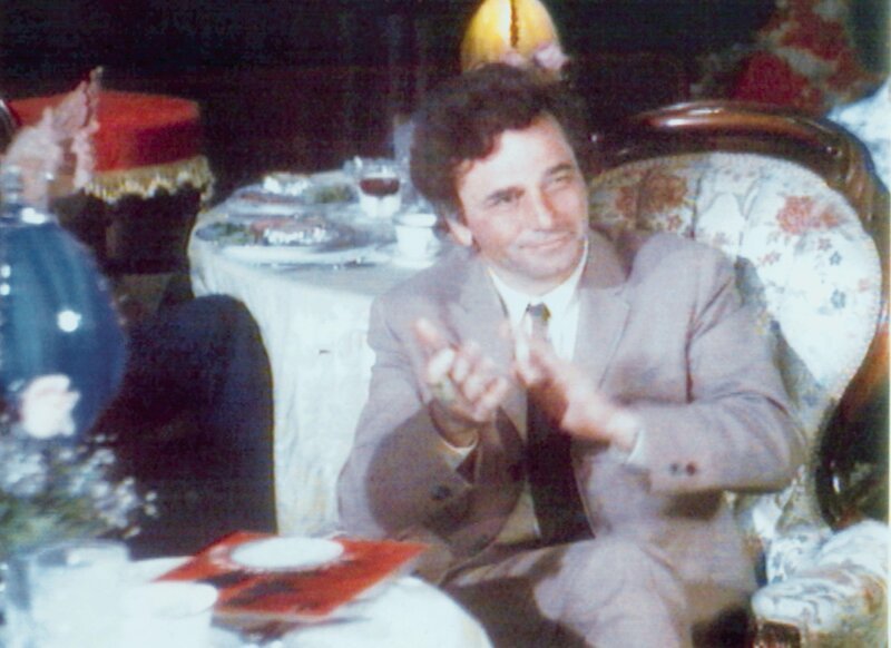 Lt. Columbo (Peter Falk) schaut sich die Show des Magiers Santini an. – Bild: RTL Crime