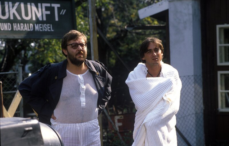 Götz Kauffmann (Meisel), Andreas Vitasek (Axel Mozart) in Szene aus ‚Mozart und Meisel‘. – Bild: ORF III