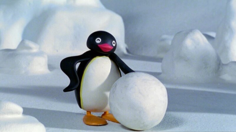 Pingu mit dem Riesenschneeball. – Bild: SRF/​Joker Inc., d.b.a., The Pygos Group