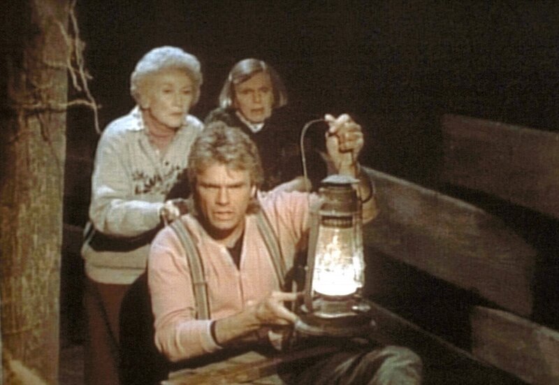 Im Keller finden MacGyver (Richard Dean Anderson, l.) und die beiden Schwestern Faith (Natalie Core, M.) und Hope (Helen Page Camp, r.) den toten Leo Burns. – Bild: Kabel Eins Classics