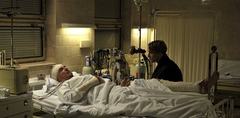 Hans (David Rott, r.) macht sich Sorgen um seinen verletzten Vater (Friedrich von Thun, l.). – Bild: ZDF und Jiri Hanzl