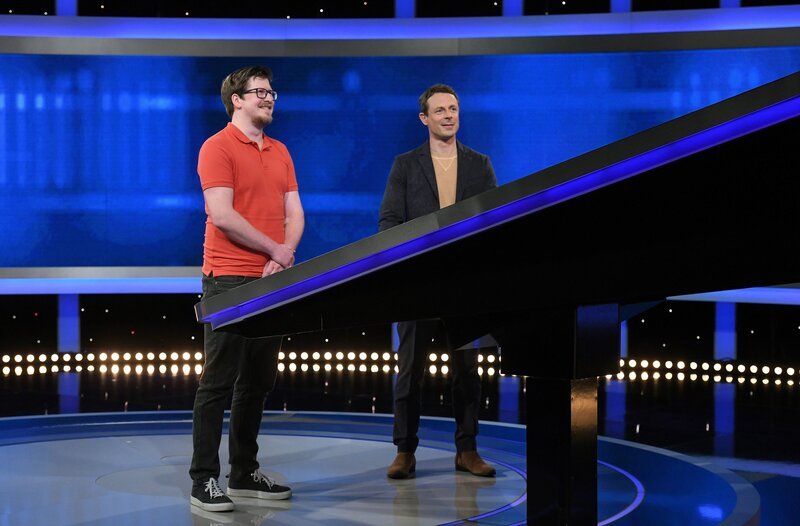 Moderator Alexander Bommes (r.) mit dem Kandidaten Nicolas Kau (l.). – Bild: ARD/​Uwe Ernst