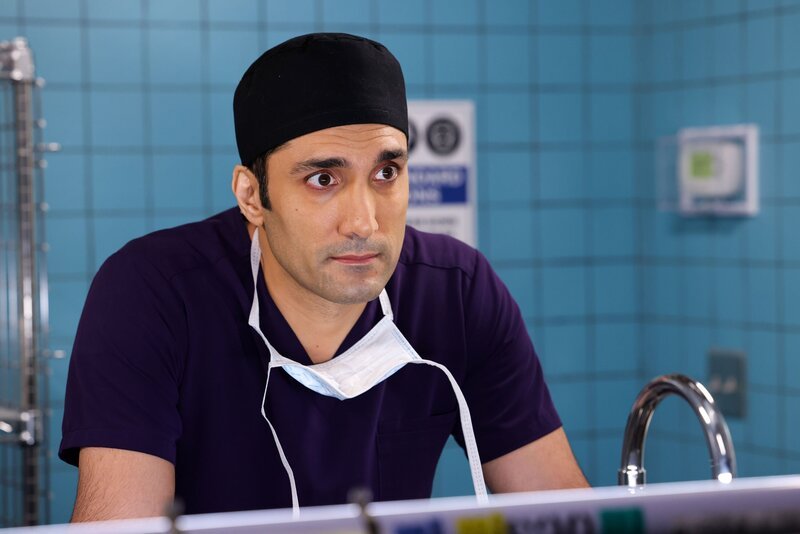 CHICAGO MED -- „Know When to Hold and Know When to Fold“ Episode 817 -- Pictured: Dominic Rains as Crockett Marcel – Bild: George Burns Jr/​NBC