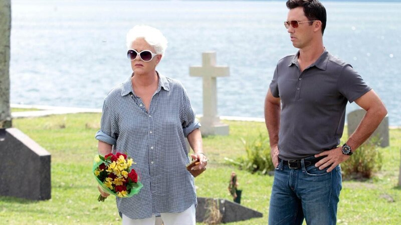 Madeline Westen (Sharon Gless) braucht nach zahlreichen Ereignissen erst einmal eine Auszeit und verabschiedet sich in den Urlaub, allerdings nicht ohne ihrem Sohn Michael (Jeffrey Donovan) ins Gewissen zu reden. – Bild: RTL /​ USA Network
