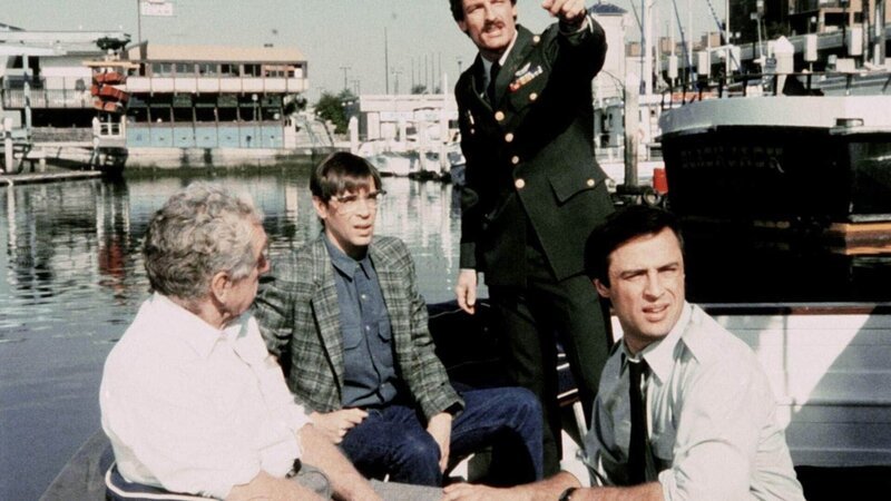 Ben Wilkinsons (James Whitmore, l.) Sohn ist angeblich bei einem Manöver ums Leben gekommen. Doch Murray (Thom Bray, 2.v.l.), Cody (Perry King, 2.v.r.) und Nick (Joe Penny) glauben, daß die Army etwas verheimlichen will. – Bild: RTL Crime