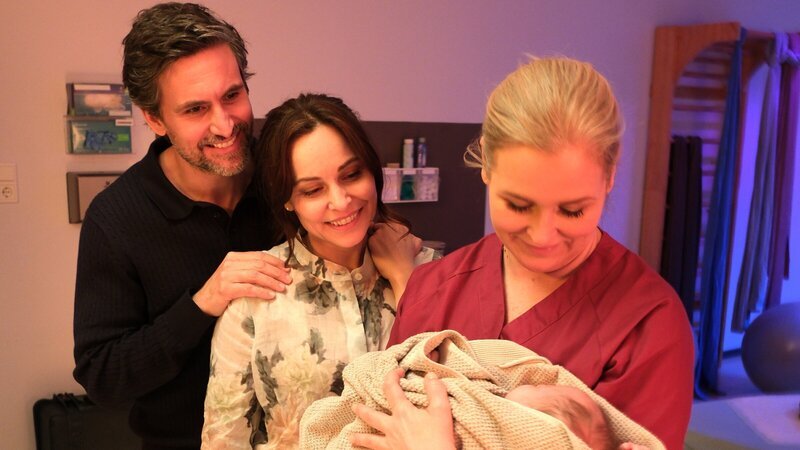 Mit der Adoption der kleinen Chiara erfüllt sich für Jan (Tom Beck, l.) und Katina Wolff (Mina Tander, M.) ein lange gehegter Wunsch. Lena Lorenz (Judith Hoersch, r.) spürt jedoch die Zweifel der leiblichen Mutter. – Bild: ZDF und Jacqueline Krause-Burberg