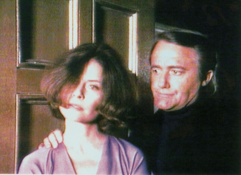 Charles Clay (Robert Vaughn) und seine Frau Joanna (Diane Baker) erfahren von Lt. Columbo, dass ihr Vater, der Schiffsbauingenieur Otis Swanson, ertrunken aufgefunden wurde. – Bild: RTL
