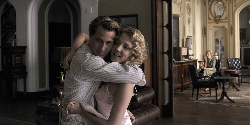 Hans (David Rott) turtelt mit Valerie von Gluck (Nikola Kastner). – Bild: ZDF und Jiri Hanzl