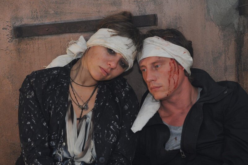 Realisieren, dass sie immer noch in der Falle sitzen: Paule (Wanda Worch, l.) und Tom (Patrick Kalupa, r.). – Bild: SAT.1