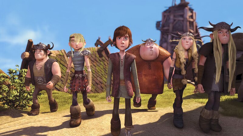 Unter den Wikingern herrscht Unruhe: Die Drachen richten Chaos an, und Häuptlingssohn Hicks will eine Drachen-Akademie gründen, um die Tiere nutzbar zu machen. – Bild: ORF/​MARKAND MEDIA/​Kevin Conran