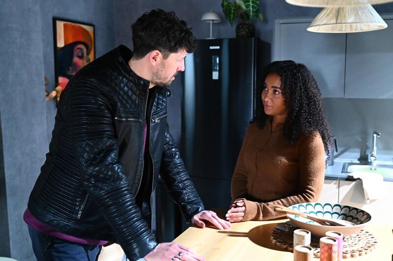 Mika (Daniel Noah) macht sich vor Imani (Féréba Koné) verdächtig. – Bild: RTL
