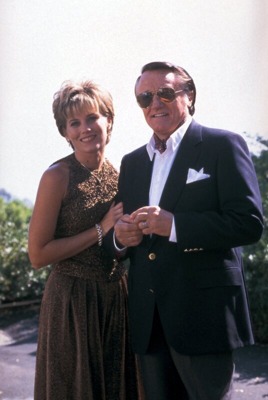 Jennifer Stratton (Kate McNeil, l.); Bill Stratton (Robert Vaughn, r.) – Bild: CBS Studios Inc. All Rights Reserved. Lizenzbild frei