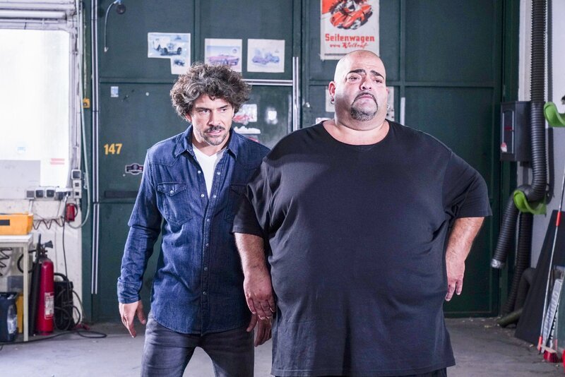 Manuel (Daniel Sellier, l.) bereitet sich zusammen mit Itchy (Hakan Orbeyi) auf seine kriminelle Nachtschicht vor. – Bild: RTL /​ Dennis Hundt