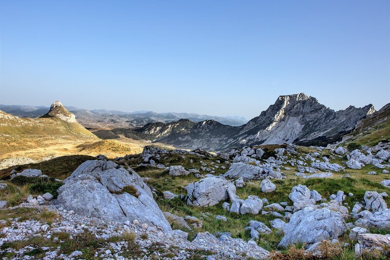Der Durmitor – keltisch für „Berge der vielen Gewässer“. Zwischen seinem schroffen Karstgebirge liegen 18 Berg- und Gletscherseen, Überbleibsel aus der Eiszeit. – Bild: ZDF und arte, Vincent Productions, Torben Müller