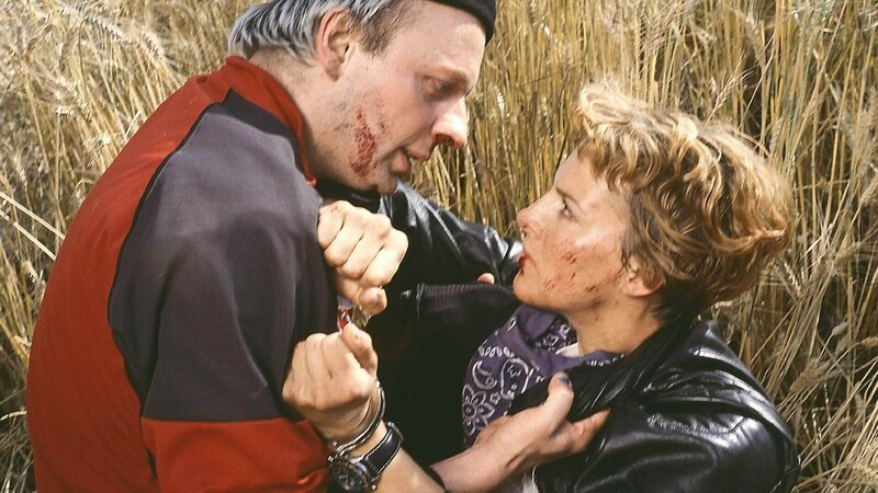 Der ‚Skorpion‘ (Burkhard C. Kosminsky) hat Biggi (Sabine Petzl) in seine Gewalt gebracht und mit Handschellen gefesselt. – Bild: MG RTL D