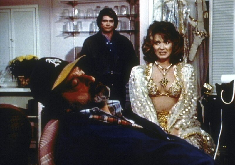 Schmunzelnd beobachtet Engel Jonathan (Michael Landon, M.), dass sein Boss an seinem Partner Mark (Victor French, l.) und der Filmdiva Linda (Anne-Marie Martin, r.) einen Rollentausch vorgenommen hat. – Bild: Worldvision Enterprises, Inc.