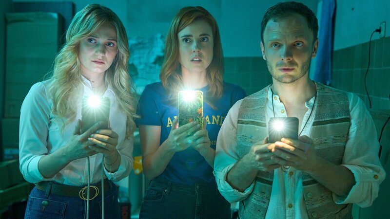 Svenja (Leonie Wesselow, l.), Caro (Meriel Hinsching, M.) und Hauke (Fabian Baecker, r.) fürchten sich, nachdem der Strom ausgefallen ist. – Bild: ZDF und Frank Dicks