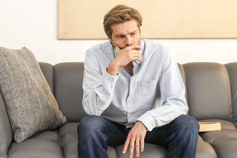 Robert (Felix Maximilian) wird von seinen Erinnerungen an Kathi eingeholt. – Bild: TVNOW /​ Dennis Hundt