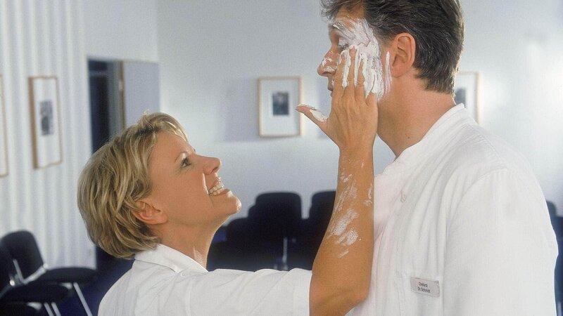 Nikola (Mariele Millowitsch, l.) glaubt, dass Dr. Schmidt (Walter Sittler) ihr die Traumwohnung vor der Nase weggeschnappt hat und bedankt sich mit einer Gipsohrfeige. Wenn sie da mal nicht etwas voreilig gehandelt hat? – Bild: RTL