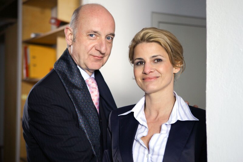 Graf von Wildmannsdorf (Michael Schönborn), Wildmannsdorfs Sekretärin (Doris Hindlinger). – Bild: ORF III