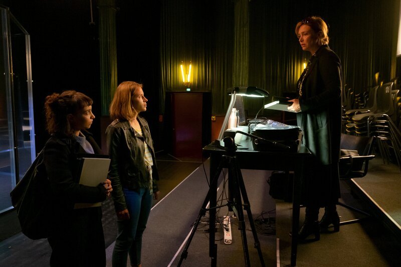 Dass Johanna Pollak (Genet Zegay, l.) und Michelle Weissenbach (Sinha Melina Gierke, M.) weiter an ihrem gemeinsamen Theaterstück arbeiten wollen, ist für Iris Leitner (Aglaia Szyszkowitz, r.) unfassbar. – Bild: Erika Hauri /​ ZDF Studios GmbH