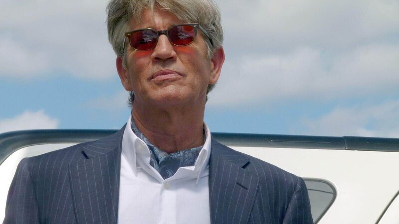 Reed Perkins (Eric Roberts) arbeitet für feindliche Regierungen und rekrutiert amerikanische Spione, um die USA bespitzeln zu lassen. – Bild: RTL /​ USA Network