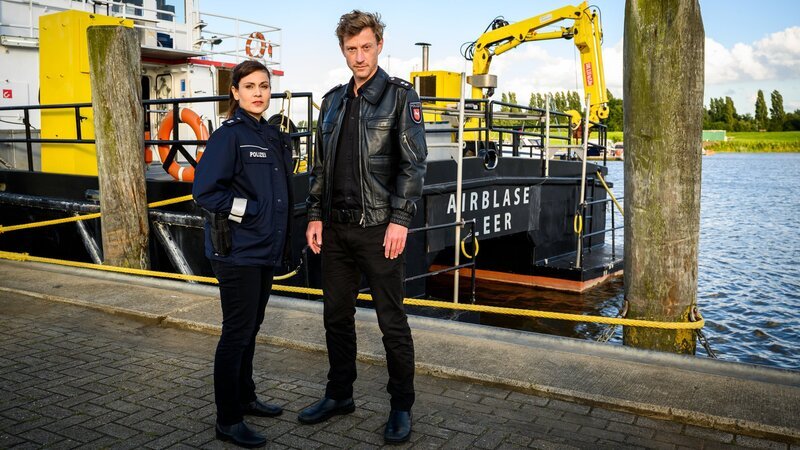 Der verschwundene Kapitän des Forschungsschiffs „Airblase“ gibt den beiden Polizisten Süher Özlügül (Sophie Dal) und Henk Cassens (Maxim Mehmet) Rätsel auf. – Bild: ZDF und Willi Weber./​Willi Weber
