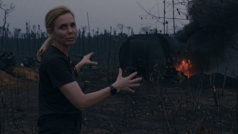 Mariana steht in den verbrannten Ölfeldern in Nigeria. (National Geographic) – Bild: National Geographic /​ National Geographic